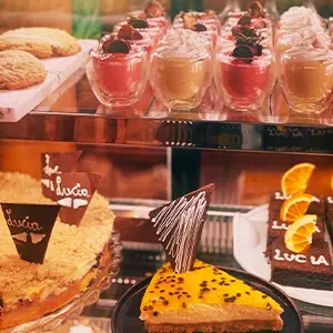 variedad de postres y pasteles